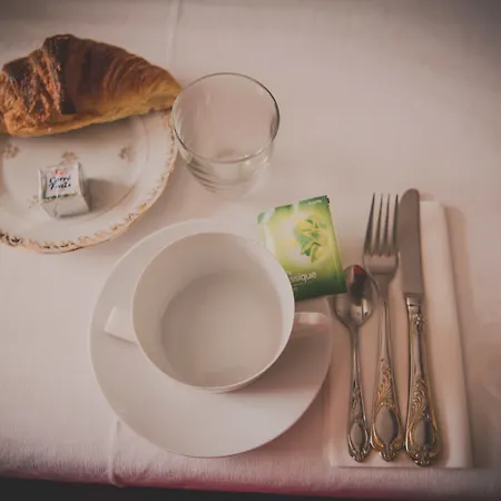 Bed & Breakfast La Maison Periot 3*