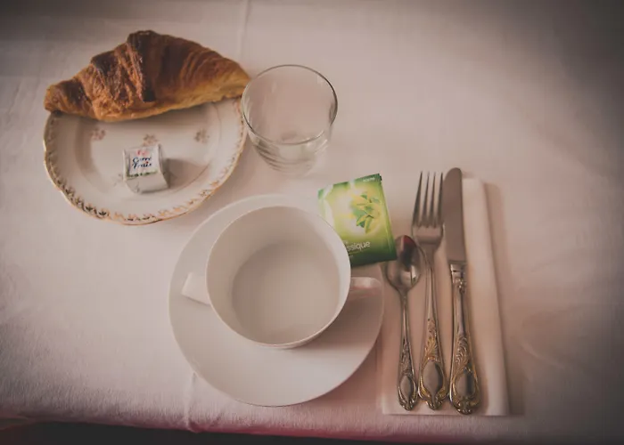 Bed & Breakfast La Maison Periot 3*